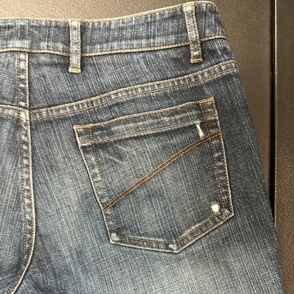 91.  Ellie Tahari women’s straight leg cropped jean size 30** frayed hem